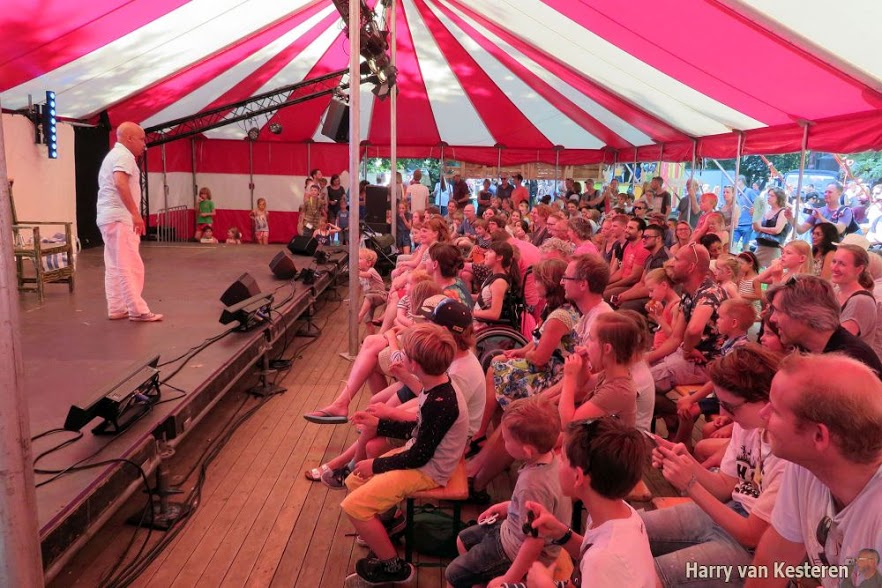 Andrea NIeuwendijk danst met haar kinderen op het Houtfestival